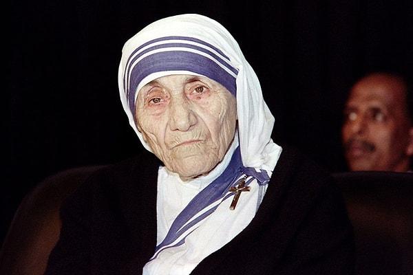 8. Rahibe Teresa, yoldaşlarına ölmek üzere olan hastaları gizlice vaftiz etmeye teşvik etmiş. Müslüman ya da Hindu olsalar bile.