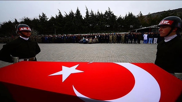 23- Baba veya annelerini kaybeden şehit çocuklarımızın kamuda istihdam edilmelerinin; şehit anne, baba ve kardeşlerinin yaş ortalamaları düşünüldüğünde, şehit çocuklarının istihdam hakkından yararlanma yaşı açısından avantajlı olması, birçok şehit kardeşi, annesi ve babasının yaş ortalamasının yüksek olması ve hâlihazırda iş sahibi olmaları nedeniyle anne, baba ve kardeşlerinin istihdam hakkını kullanmaması durumunda bu hakkın şehit çocukları veya şehidin eşi tarafından kullanabilmesi öngörülüyor.