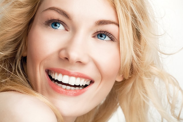 Dünyada önce ünlülerle başlayan, daha sonra da halka yansıyan bir diş trendi var; Hollywood Smile.