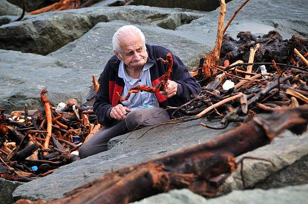 Odun toplayanlar arasında 85 yaşındaki Cevat Ketenci de vardı.