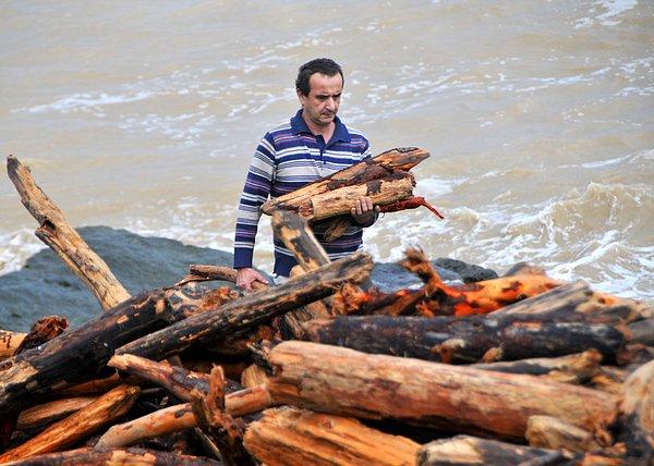 Oğlu Seyhan Ketenci ise, "Sel odunları denize sürükledi. Biz de biriken odunları topluyoruz. Kışlık odun ihtiyacımız çıktı" dedi.