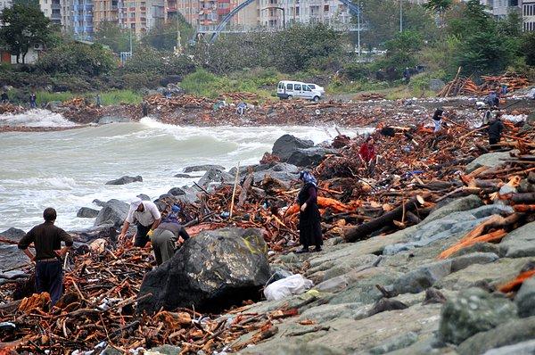 Aktarılan bilgiye göre vatandaş, sahil şeridinde biriken odunları toplamaya gece saatlerinde geldi...