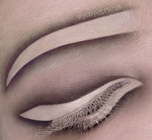 1. Представляем вашему вниманию новый сумасшедший тренд - антибровь!