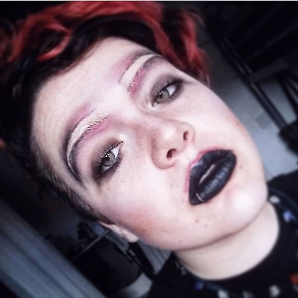 2. Создать такие брови можно, закрасив их консилером, а затем подчеркнув контур с помощью подводки для глаз и/или тенями.