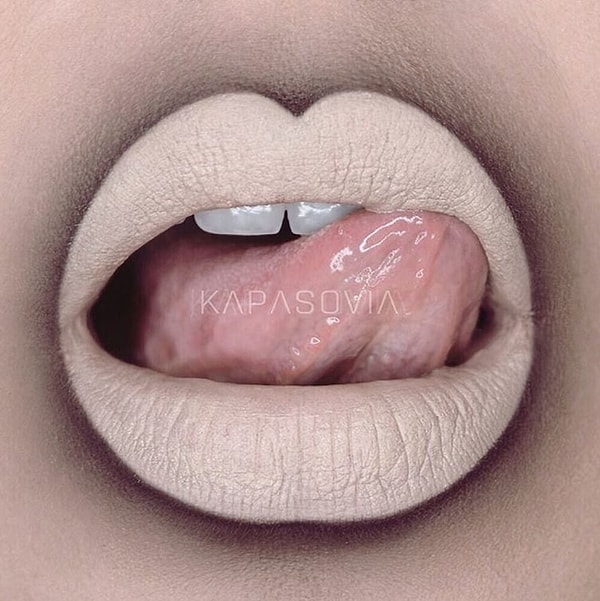 10. И даже в макияже губ используют негативное пространство!