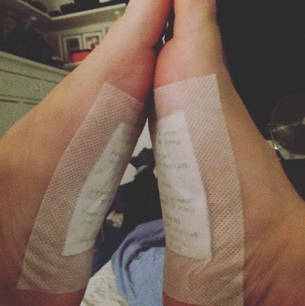 2. Самый распространенный способ чистки через ноги - с помощью детокс-пластырей.