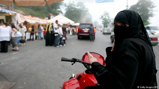 2013: Kadınların bisiklet ve motosiklet kullanmasına izin verildi