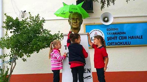 1. "Biz ıslandık ama Atatürk ıslanmasın." diye yağmurda büste şemsiye tutan minikler 👏