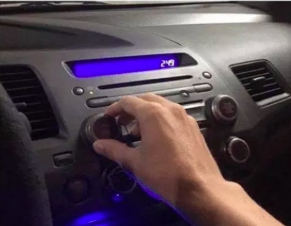 16. Пытаясь найти новый адрес, понижать громкость музыки в автомобиле по приближению к развилке