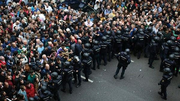 Barcelona'da güvenlik güçleri ve bağımsızlık yanlısı Katalanların karşı karşıya geldiği bir an...