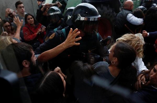 Reuters objektifinden: Oy vermeye gelen bir kadın ve bir polis karşı karşıya...