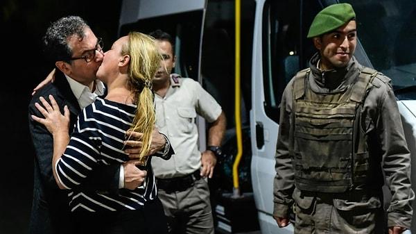 O pazartesi gecesi herkes, AFP’nin muhabiri Yasin Akgül’ün çektiği cezaevi önündeki kavuşma fotoğrafını konuştu.
