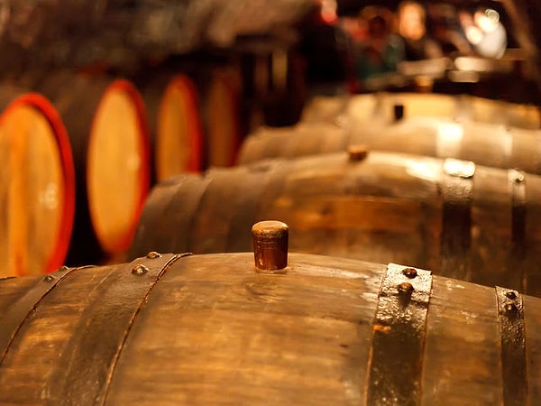 3. С чем, согласно традициям, смешивали вино?