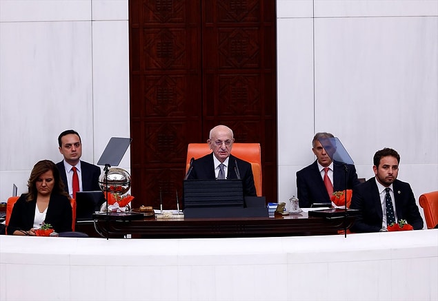 TBMM Başkanı İsmail Kahraman, ilk defa prompter kulladı.