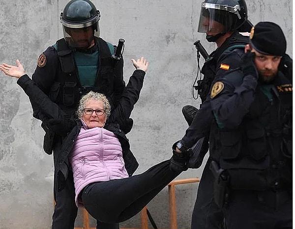 Oy merkezlerinden 'uzaklaştırılan' yaşlı Katalan bir kadın...