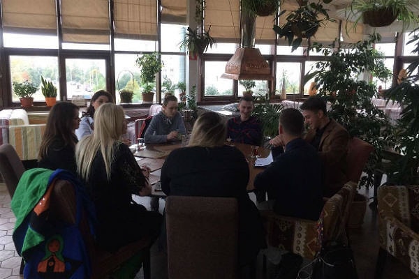 8. Среди приглашенных (80 человек) будет 15 человек родственников, остальные — друзья и близкие жениха. Планируется также, что свадьбу Шурыгиной и Шлягина посетят и звезды.