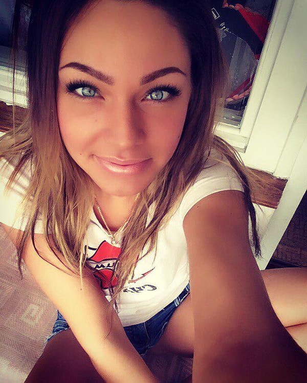 1. 26-летняя воспитательница детского сада Виктория Демешкина появляется на своих фото в облегающих платьях и коротких шортах, а также носит глубокие декольте. Одним словом, образ девушки весьма сексуальный.