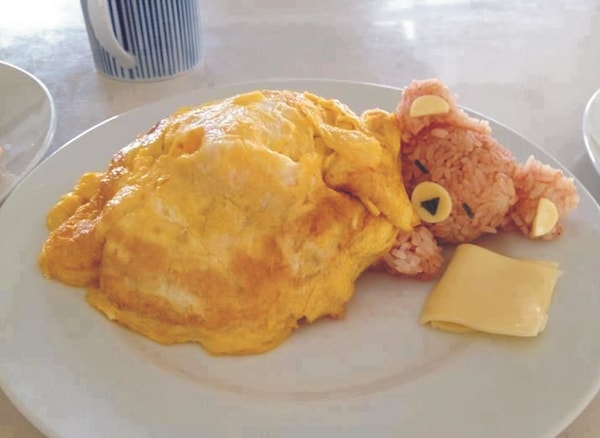 8. Медвежонок, укрывшийся одеялком из омлета. Какая милота! 😍