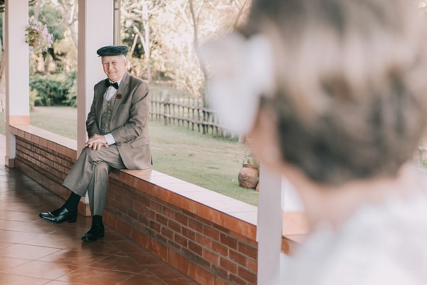 Фотографии с оттенком винтажа получились очень живыми и проникновенными. Глядя на них, понимаешь, какого это - любить кого-то всем сердцем так долго.