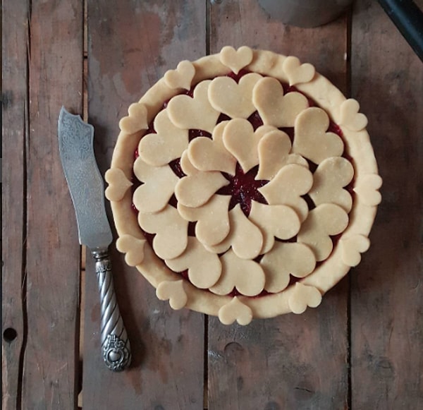 11. Карина вручную вырезает на тесте замысловатые узоры.