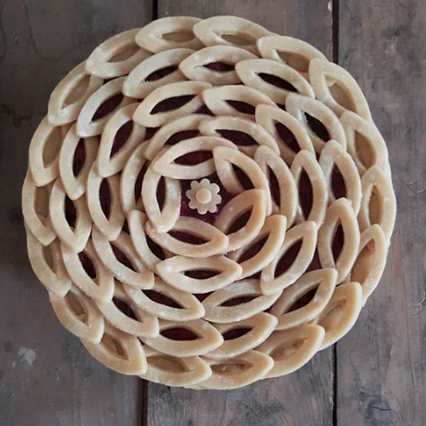 12. Даже будучи в сыром варианте, пироги выглядят необычайно аппетитно, а уж после духовки и подавно…