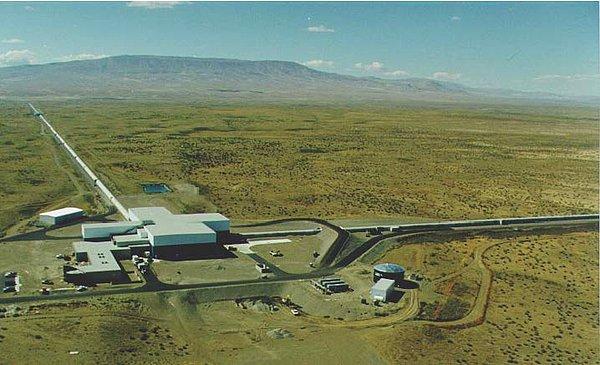 LIGO deneyleri burada yapıldı, hala da çalışmalar devam ediyor. Peki bu deneyler sonunda keşfedilen yer çekimi dalgaları ne anlama geliyor?