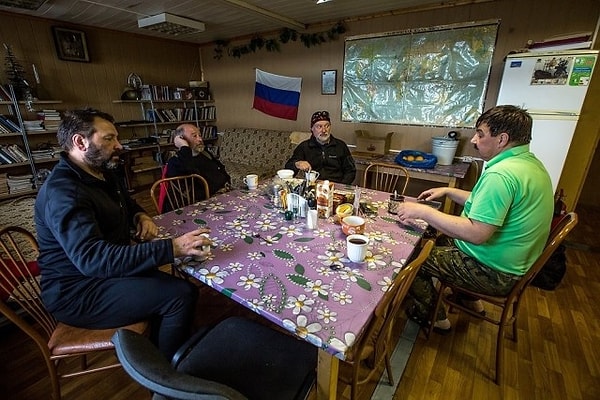 5. Исследователи пьют чай.