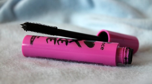 9. Hakettiği kıymeti görememesine rağmen aslında tam bir fiyat performans canavarı bir makyaj ürünü de aldık: Essence I Love Extreme maskara!