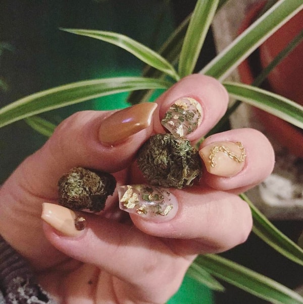 3. Запрещенные вещества под гель-лаком. Не круто.