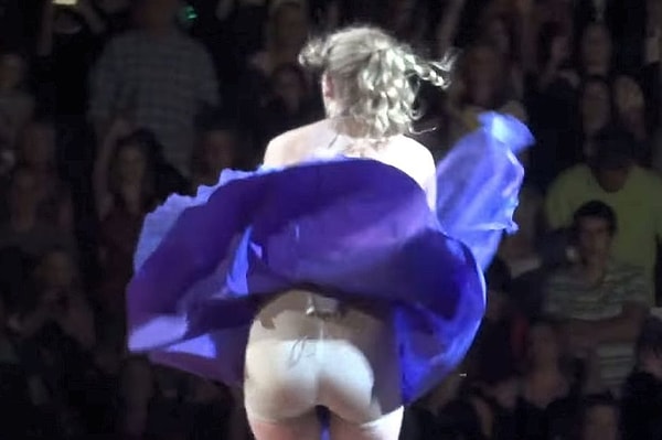 11. А утягивающее белье Тейлор Свифт увидели не только фотографы, но и тысячи зрителей, присутствовавшие на этом концерте