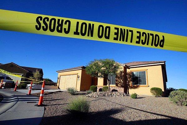 Açılan soruşturma kapsamında, şüphelinin Las Vegas'a yaklaşık bir saat uzaklıkta bulunan ve emeklilerin yaşadığı bir sitenin içerisindeki iki katlı evinde de arama yapıldı.
