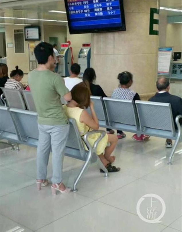Ayağını inciten sevgilisine rahat sandaletlerini verip topukluları işte böyle geçirdi ayağına koca yürekli kardeşimiz... 👠
