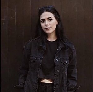 Aylin Akgül Yazar Profil Resmi