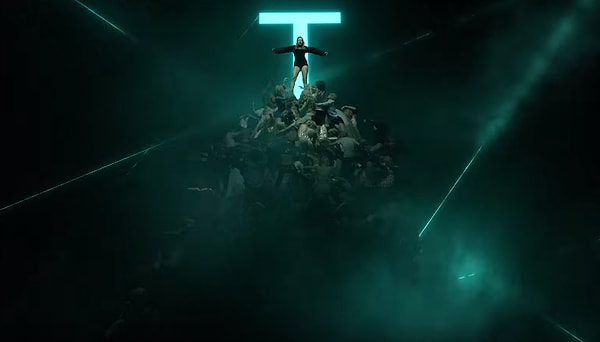 4. Из какого музыкального видео этот момент?