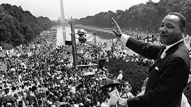 Martin Luther King'in Amerika'daki sivil haklar hareketi gibi dünya sorunlarına çözüm üreten insanları da destekliyorlar.