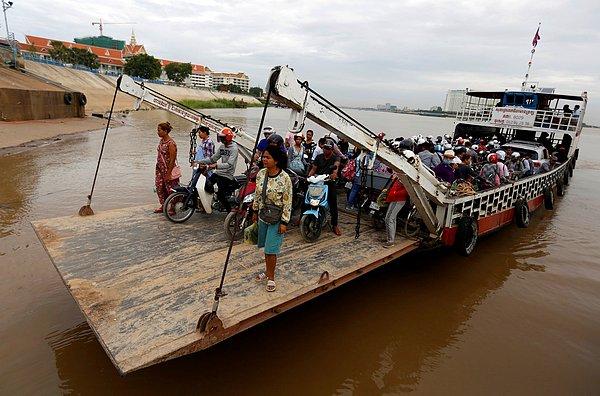 5. Kamboçya'da da vapurlar çok yaygın. Bu vapur Phnom Penh'te Tonle Chaktomuk Nehri'ni geçiyor.
