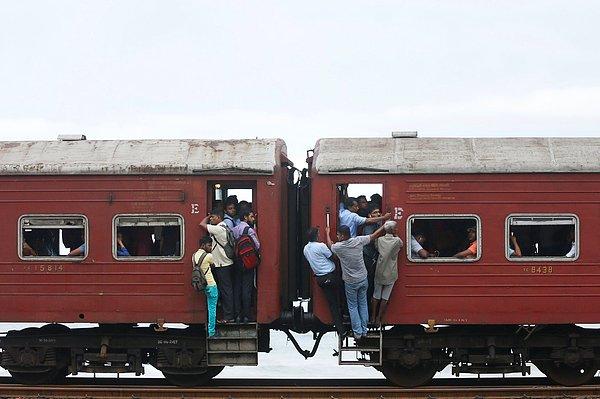 15. Sri Lanka'da zaman zaman iki tren vagonu arasında geçiş yapmak gerekebilir.