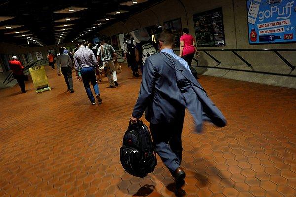 18. ABD'nin Washington DC gibi büyük şehirlerinde vatandaşlar metroyu tercih ediyor. Farragut West metro istasyonunda sabah işe gidiş saati...