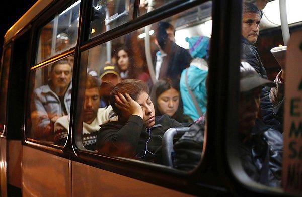 20. Şili'de belediye otobüsleri akşam saatlerinde oldukça kalabalık.