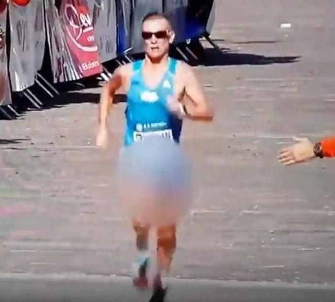 Maratoncu cinsel organı dışarıda koştu