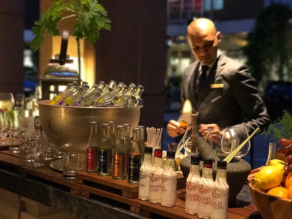 Все видели чаши со льдом и нарезанным лимоном, стоящие под рукой ловкого бармена?