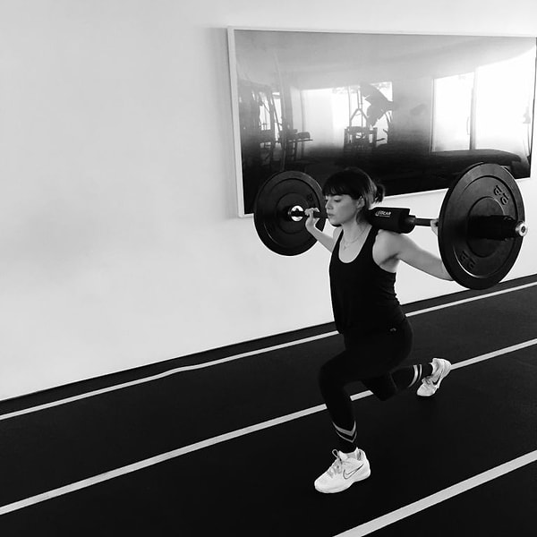 1. Эмма полностью посвятила себя интенсивному плану тренировок в течение трех месяцев для роли в фильме, и именно так она получила результаты.