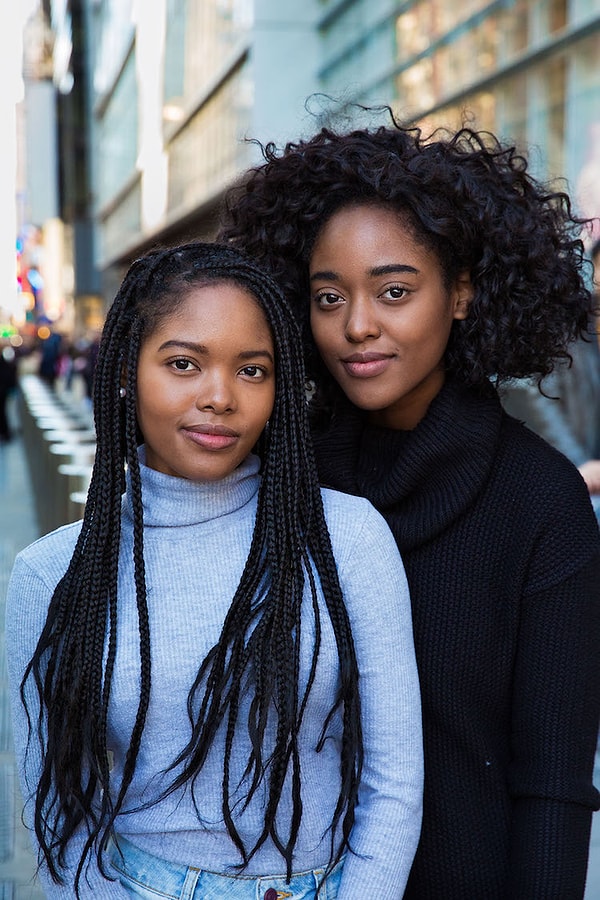 7. Микаэла утверждает: "Во время своего путешествия я заметила, что общество ожидает от женщин определенного внешнего облика и поведения. В одних странах женщины стараются выглядеть откровенно и привлекательно, в других - скромно. Однако все они должны быть свободны в выражении своей природной красоты, не будучи скованными маркетинговыми кампаниями, модными трендами или социальными нормами".