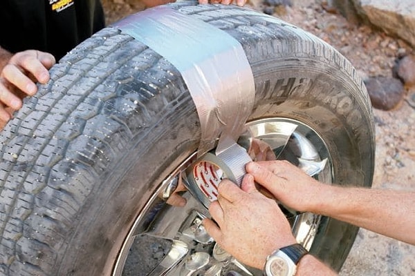 5. Если вы пробили колесо, а запаски нет, заклейте пробоину изолентой - так вы сможете доехать до ближайшей СТО