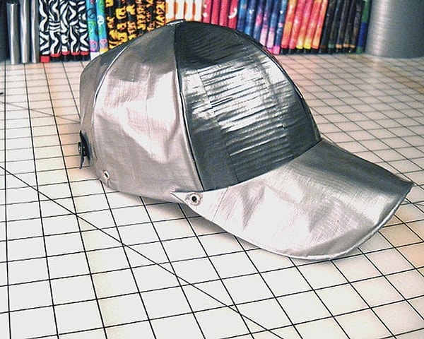 23. Так сразу и не скажешь, что эта кепка сделана из изоленты, правда?