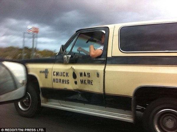 10. "Здесь был Чак Норрис", - гласит надпись на дверце. Вместо 1000 слов...