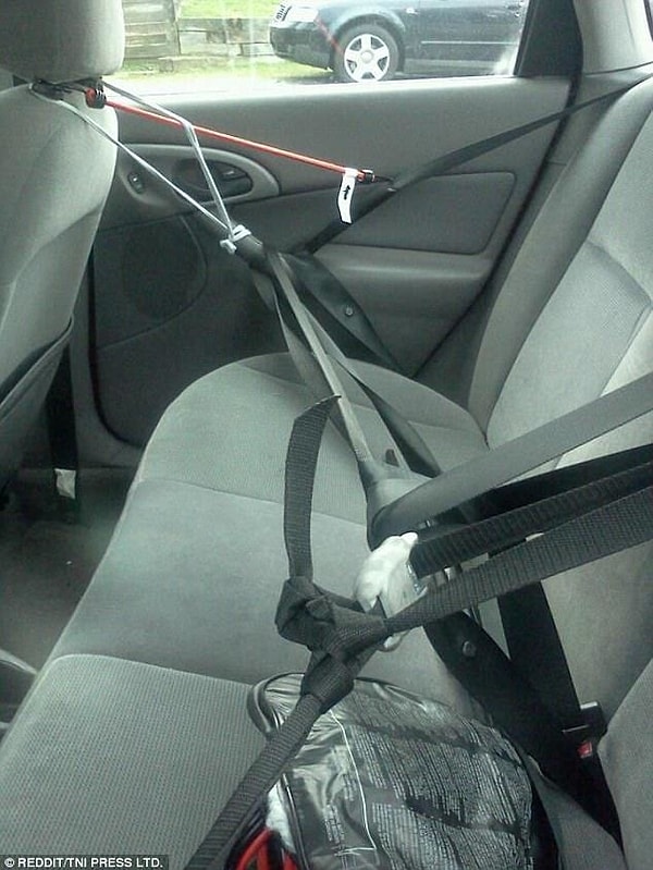 18. Такая хитрая система уж точно не даст дверкам открыться!