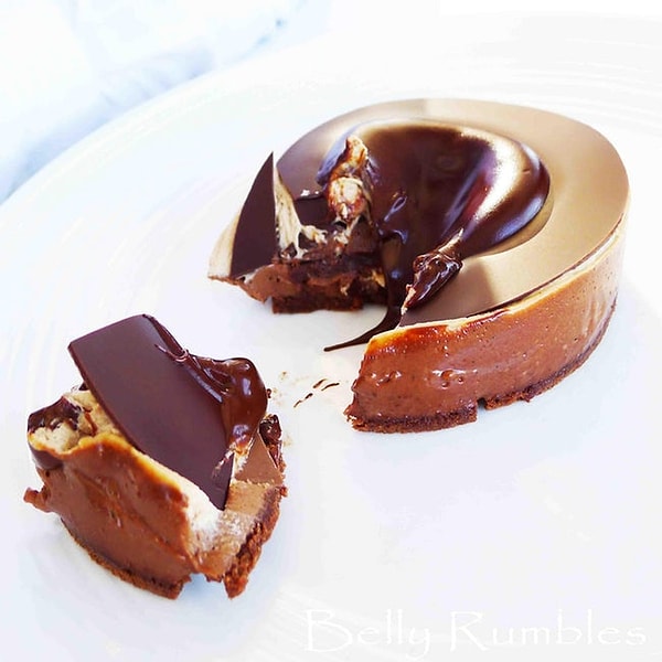 16. Элегантный шоколадный десерт. Так и хочется сломать его ложечкой и съесть!