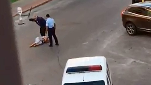 Dün sokak ortasında yatan ve alkol aldığı iddia edilen kadın polislerin şiddetine maruz kalmıştı.