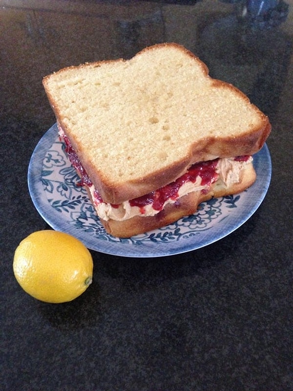 5. Даже не верится, что это пирог! Выглядит как обычный сэндвич с вареньем и арахисовым маслом